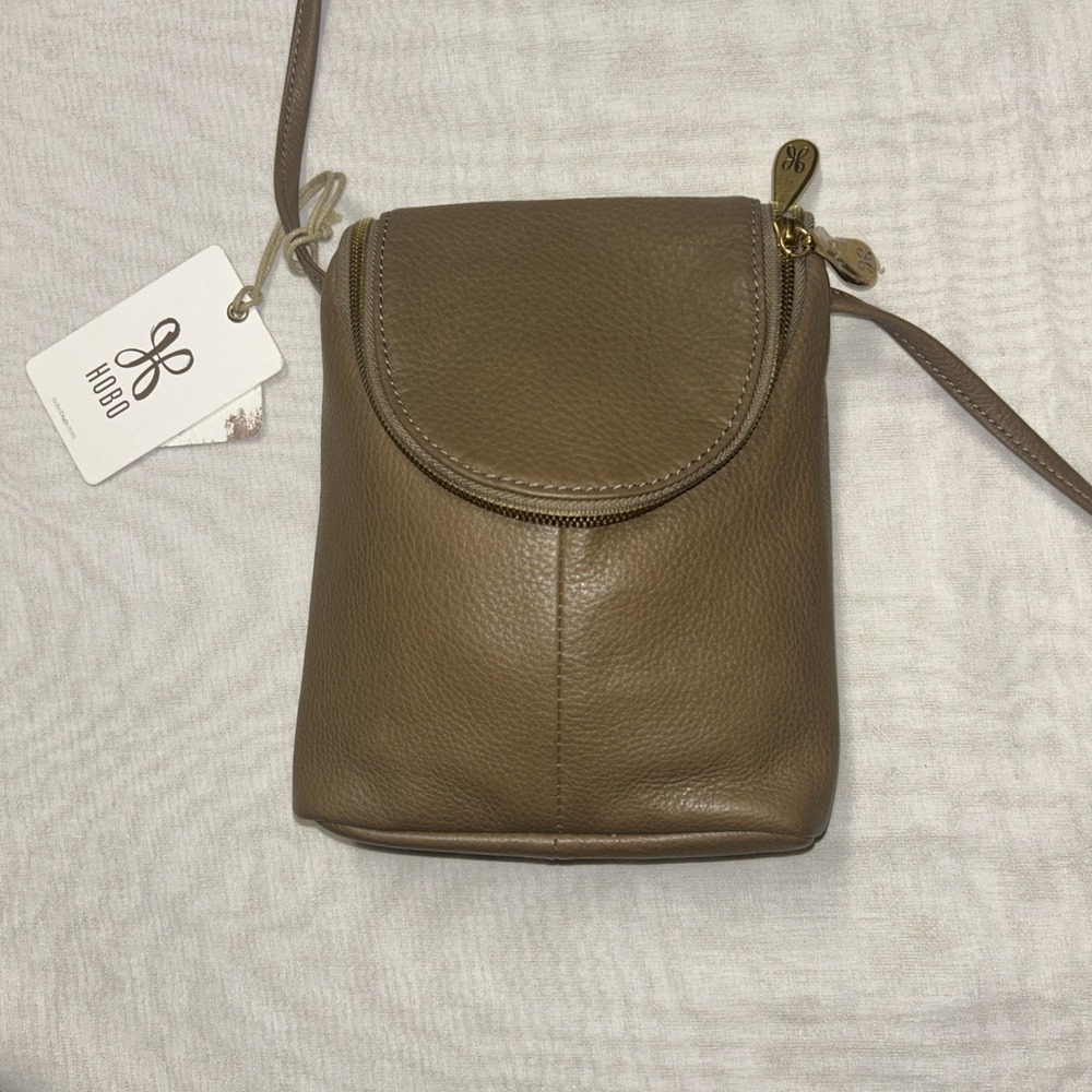 HOBO Fern Leather Crossbody – Taupe-Compact Bag with Adjustable Strap‎ NWT